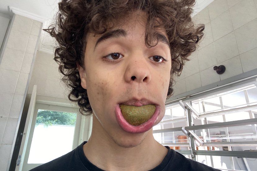 esquizofswn's tweet image. Pra quem tá se perguntando como eu consegui fazer isso 

Essa foi a primeira vez que fiz /esse sou eu agora 
Sim eu treinei meu beiços usando uma técnica africana e sim isso deixa e beijo mais treinado