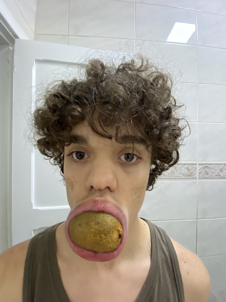 esquizofswn's tweet image. Pra quem tá se perguntando como eu consegui fazer isso 

Essa foi a primeira vez que fiz /esse sou eu agora 
Sim eu treinei meu beiços usando uma técnica africana e sim isso deixa e beijo mais treinado