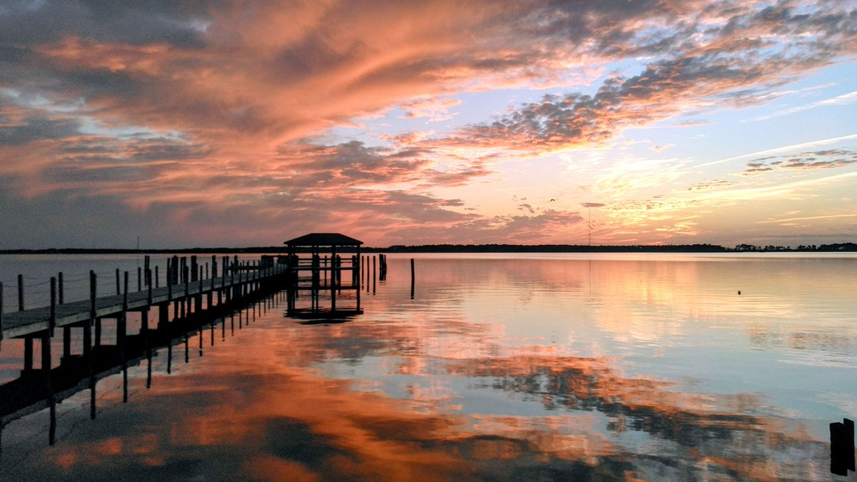 4 de setembro de 2020, aluguei um Airbnb perto da costa, numa cidade onde a única loja era a Dollar General. Um lugar ma