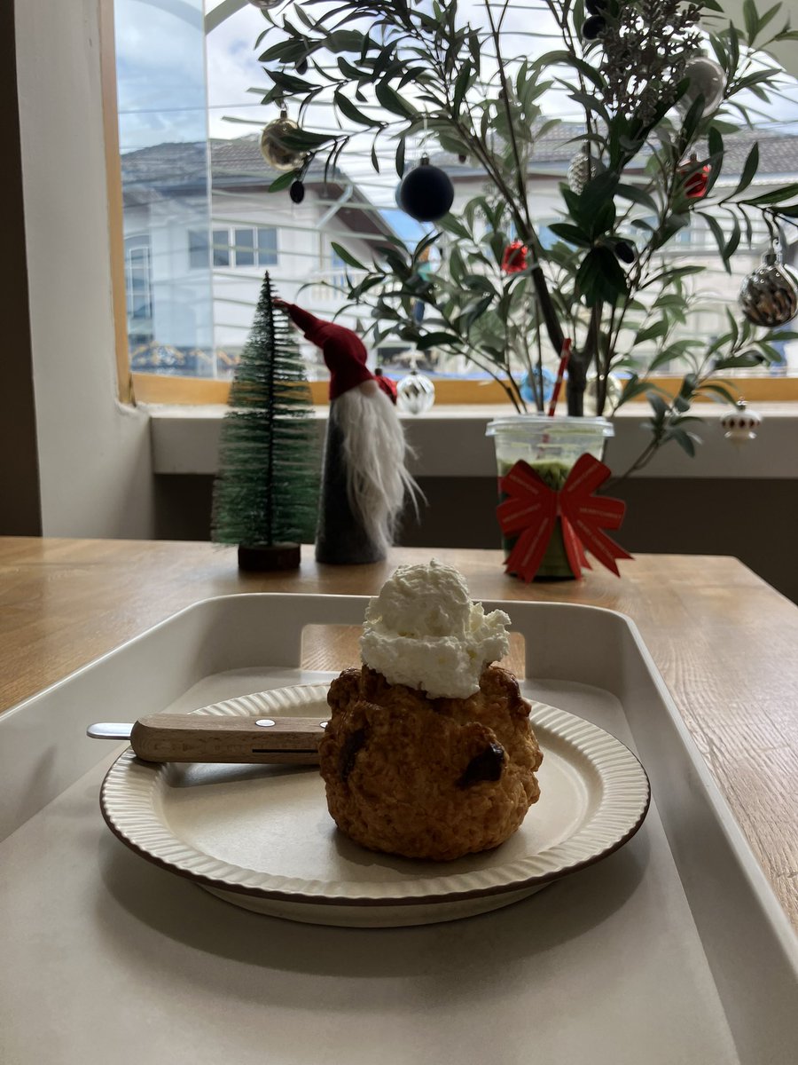 belonginbed's tweet photo. 🍠 baker bricks

สโคนมันหวาน ที่ไม่ใช่คำอธิบายแต่คือ sweet potato scone เนื้อมันหวานๆหอมๆนิ่มๆ เข้ากับแป้งสโคนกรอบๆหอมๆร่วนๆมาก แบบ มากกก จ้วงครีมเข้าไปอีกคือฟิน ตายตาหลับแล้ว

ก่อนหน้านี้เคยกินทริปเปิ้ลช็อกแลต ซอลต์คาราเมล วนิลาคัสตาร์ดเค้าก็อร่อยมาก เป็นสโคนแบบที่ใช่ที่ชอบ https://t.co/8ctEOM4HQw