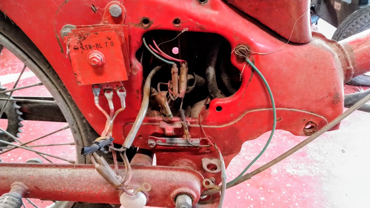 De 6 de dezembro de 2020 a fevereiro de 2021, um inverno muito frio e chuvoso, morei em uma barraca e consertei uma Hond