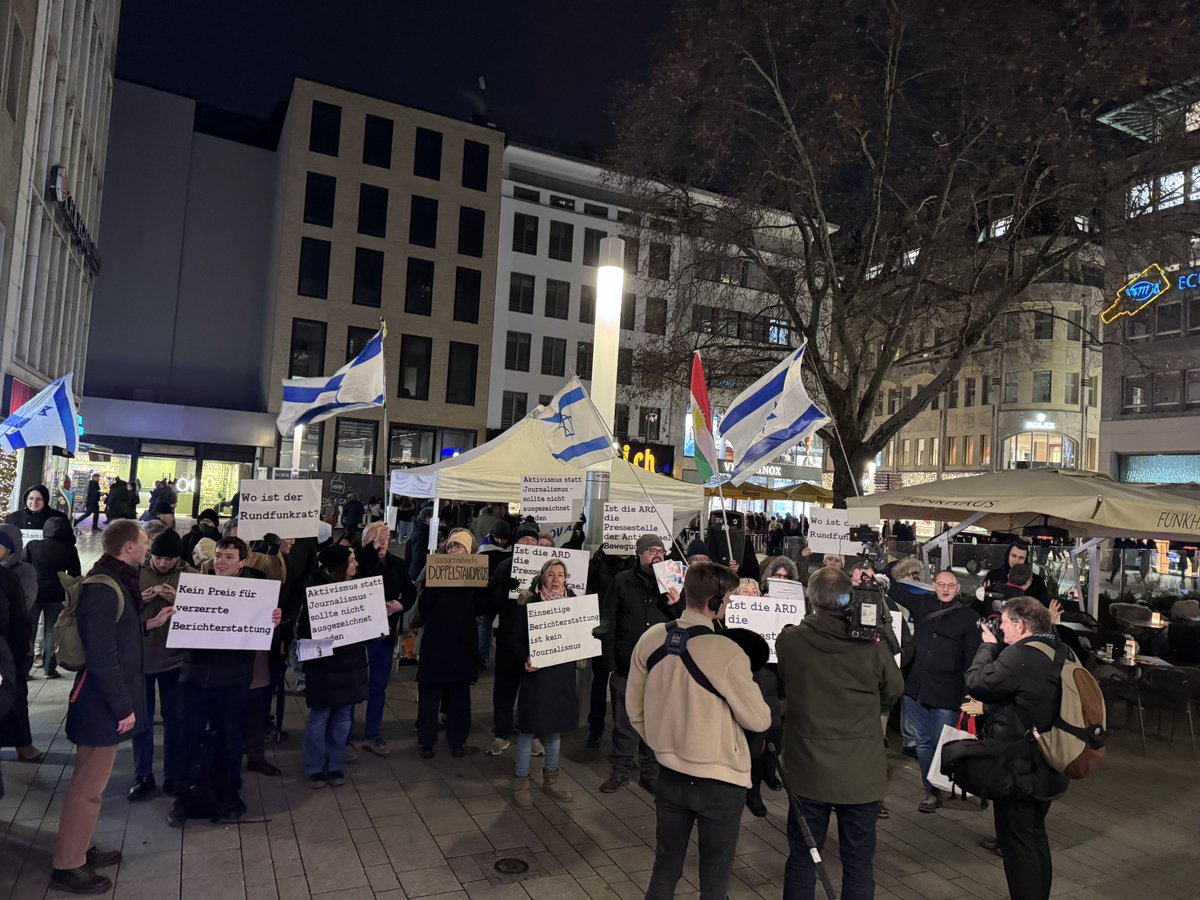 LoveGuerillero's tweet photo. 🖤❤️#Köln #k0412 das @bgabonn heute bei der Preisverleihung das https://t.co/T5tQX2UinH.Friedrichpreis für Sophie von der Tann , denn #GegenJedenAntisemitismus heißt auch auf korrekte , nicht persönliche, aktivistische Berichterstattung des ÖRR zu bestehen wenn es um Israel geht, keine 3 D Standards und verzerrte Berichterstattung, Aufklären, informieren , faktenbasiert und nicht nach Bauchgefühl, das gebietet die journalistische Akkurates. 
 @KoeAntifa161 @AntifascistaBRS @161debunk @Baghi161 @klarekante_cgn @CityofHopeKoeln @ASB_NRW @bga_koeln @leah_youn @MartinHeil9 @bgabonn @unsoerioes @yoga_and_more @KolnOmas