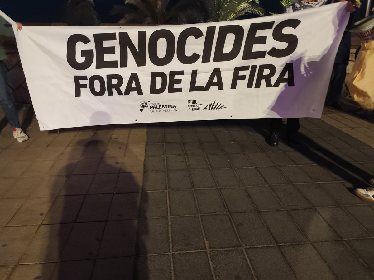 Alfonsiaio's tweet image. Avui hem participat en aquest acte al Port de Barcelona a on l'empresa #HPE complís del #GenocidiIsraelià a #PalestinaLliure , feien una festa al port, no érem moltes però fèiem soroll i ens fèiem veure.