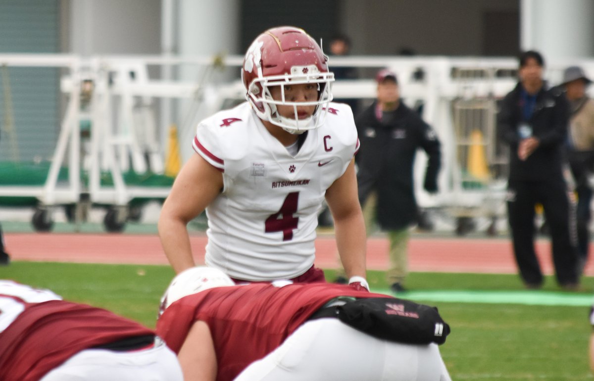 footballstore55's tweet photo. 立命館大 42-31 早稲田大(11/29)
立命LB酒井大輝(4年、滋賀県立長浜北)
相手のファーストシリーズで2プレー目のパスをインターセプト。ゴール前10ydまで14ydリターンし、QB竹田の先制TDランにつなげた。ブリッツからのQBサックも決めた。
「久々にディフェンスから始まったんで、嫌やなと思いつつ、ターンオーバーかスリーアンドアウトで流れを持っていきたいと思ってたんで、その中で自分がインターセプトできてよかったです。ファンブルだけはやめようと思って大事にボールを持ってたらコケちゃいました(笑)。QBサックはしっかりディスガイズしてたんで、そこで相手のOLが迷ってくれたのと、DLが役割を徹底してくれたおかげで自分がフリーでいけました。みんなで取ったQBサックかなと思います。前半は自分たちがやりたいフットボールができたと思います」
「甲子園ボウルに戻れることになって、ひと安心ですね、まず。去年ああいう形で日本一になって、今年は幹部になっていろいろな課題に直面したり、つらいこともあったんですけど、ここまで来られたので安心してます。今日出た課題を修正して、最高の2週間を過ごしたいと思います」
「リーグ戦が始まってからずっとしんどかったです。ディフェンスとしてもなかなか歯車がかみ合わない。関大戦はよかったんですけど関学戦でダメで。試行錯誤のシーズンでした。でも今日はパンサーズらしく楽しむフットボールができました。アウェーでありながらお客さんがたくさん入ってくださったおかげだと思います。応援にも背中を押してもらいました」
「フットボールを始めるきっかけになった長浜の人たちへの恩返しのためにも、最後も勝って終わります」
#アメフト