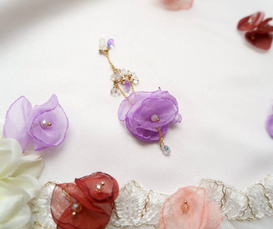 おはようございます☀🥰　
　
昨日言っていた耳飾り💕💐　
yume.fuwaでは初めてシフォンパーツを使ってみました☺️

自分で顔周りにあてながら、お花がおりる位置を繰り返しやり直して
やっとデザイン決定✨　

やっと片耳ができました😅

水晶とオーロラビーズで透明感をプラスしたお花の耳飾り💕🥰