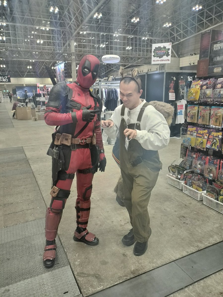 隣のブースの買取王国のキヨトさんとレイヤーのキナコさん始まってないけどめっちゃ楽しい( &gt;﹏&lt; *)