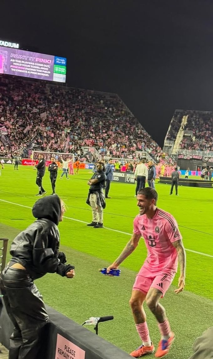 cómo que existe esta foto 😭😭😭😭