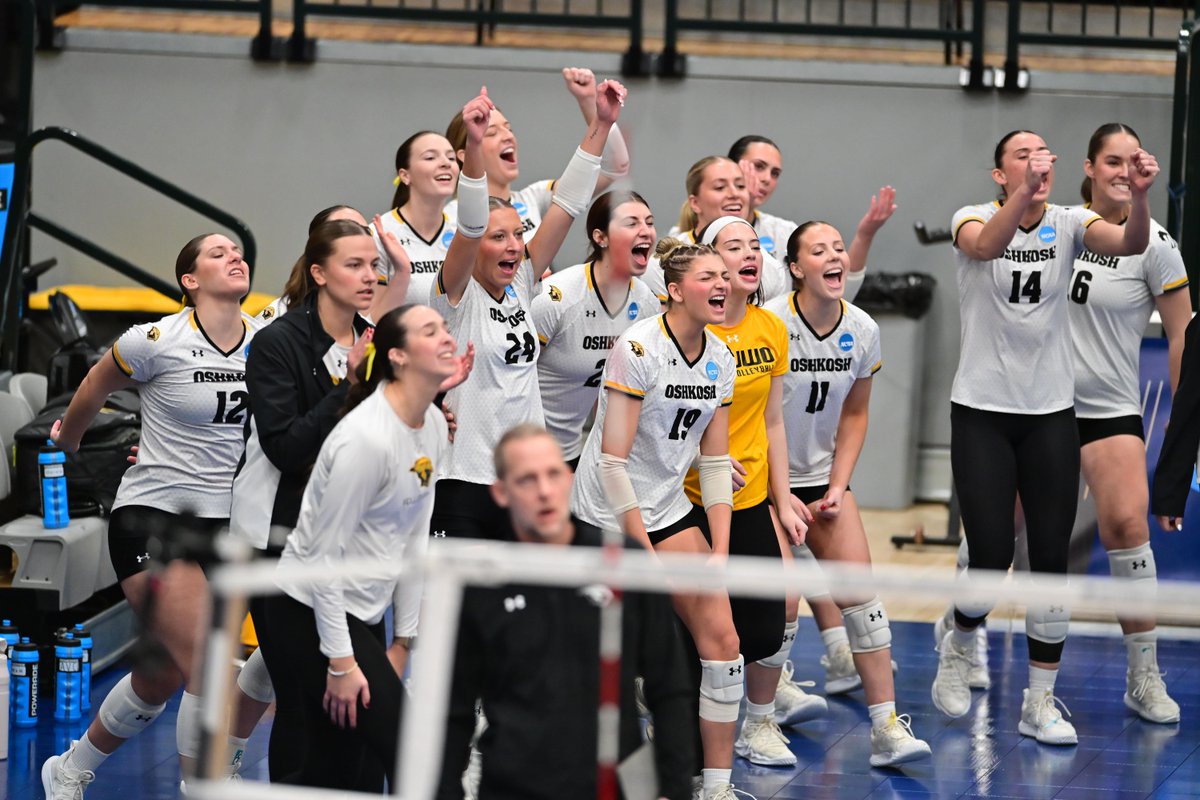 UWOshkoshTitans's tweet image. THEY'RE HEADED BACK TO THE NATTY‼️ 🏆 

@UWOVolleyball sweeps Trinity to reach the national championship match for the first time since 1994 ⚡

Perlberg: 19 kills (.293)
Coon: 26 assists
Panasuk: 24 digs

#GoldStandard | #d3vb
