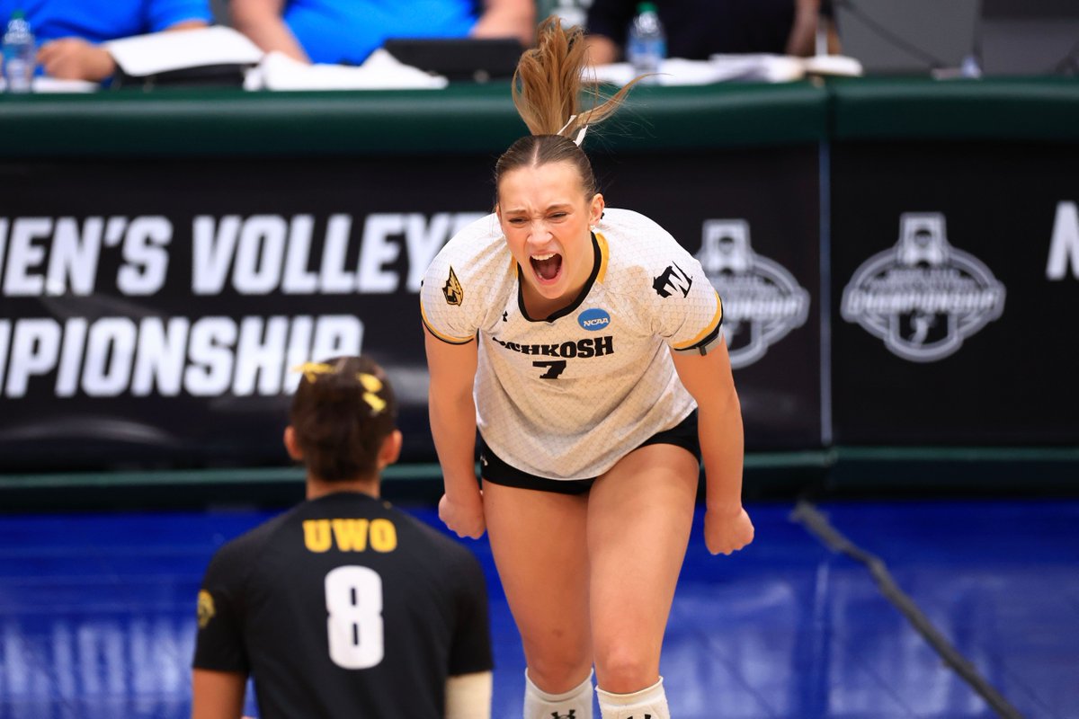 UWOshkoshTitans's tweet image. THEY'RE HEADED BACK TO THE NATTY‼️ 🏆 

@UWOVolleyball sweeps Trinity to reach the national championship match for the first time since 1994 ⚡

Perlberg: 19 kills (.293)
Coon: 26 assists
Panasuk: 24 digs

#GoldStandard | #d3vb