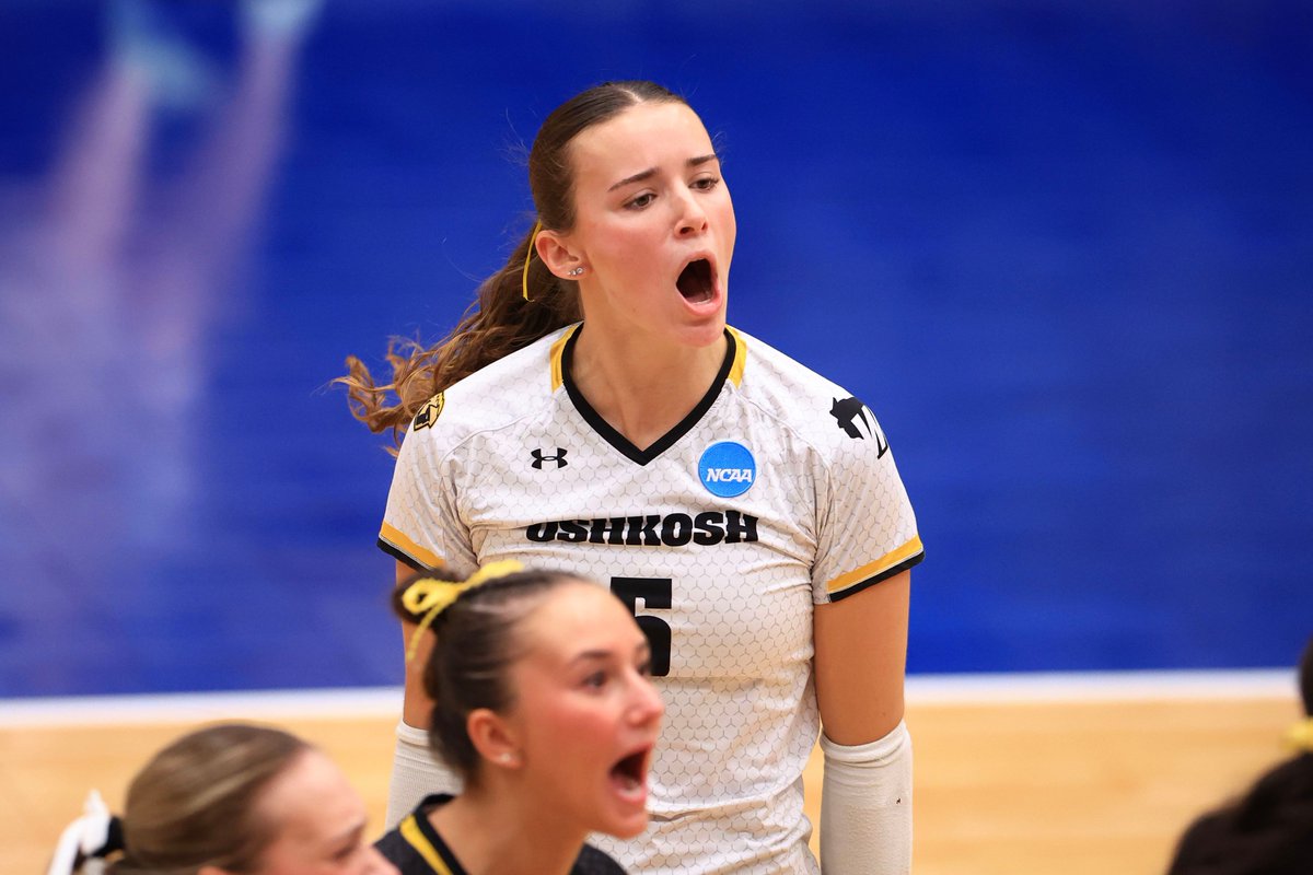 UWOshkoshTitans's tweet image. THEY'RE HEADED BACK TO THE NATTY‼️ 🏆 

@UWOVolleyball sweeps Trinity to reach the national championship match for the first time since 1994 ⚡

Perlberg: 19 kills (.293)
Coon: 26 assists
Panasuk: 24 digs

#GoldStandard | #d3vb