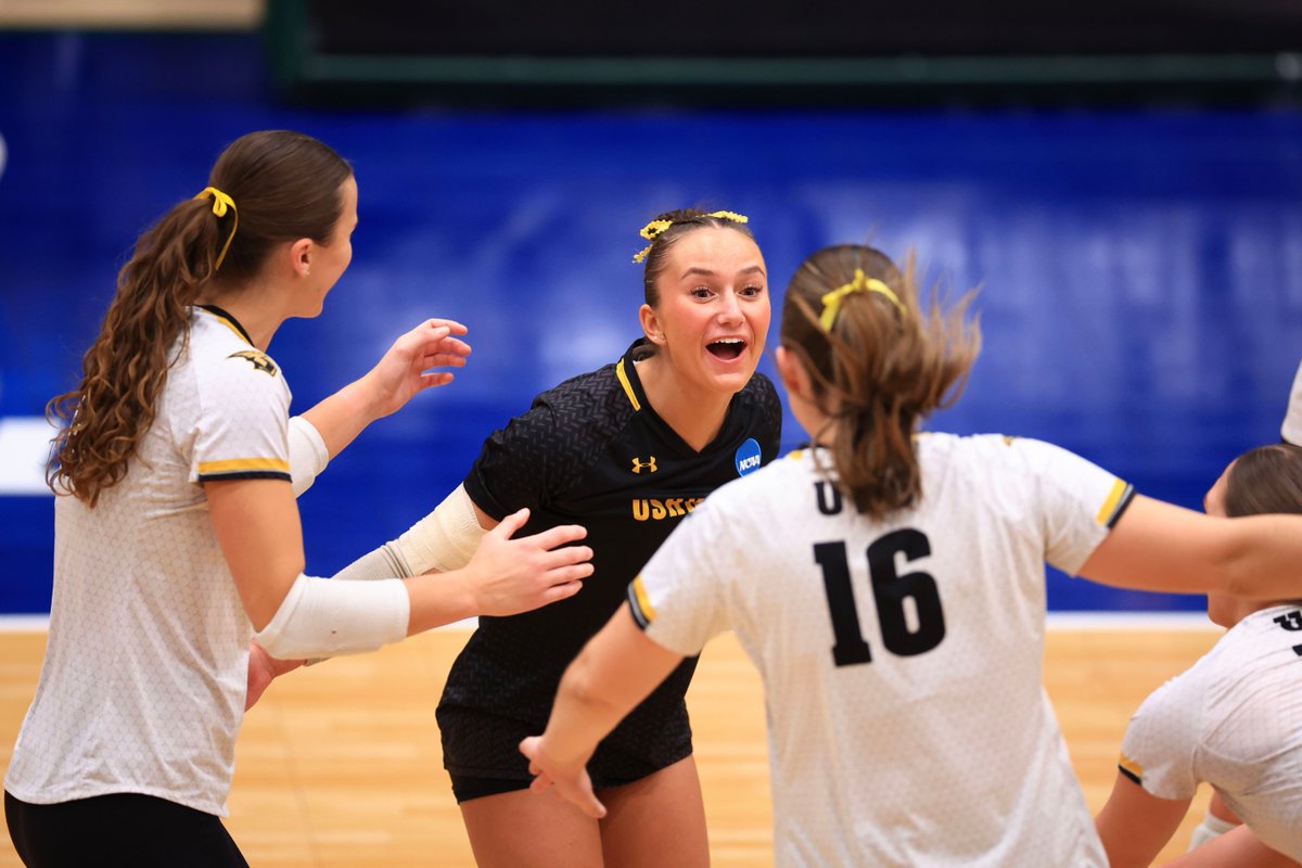 UWOshkoshTitans's tweet image. THEY'RE HEADED BACK TO THE NATTY‼️ 🏆 

@UWOVolleyball sweeps Trinity to reach the national championship match for the first time since 1994 ⚡

Perlberg: 19 kills (.293)
Coon: 26 assists
Panasuk: 24 digs

#GoldStandard | #d3vb