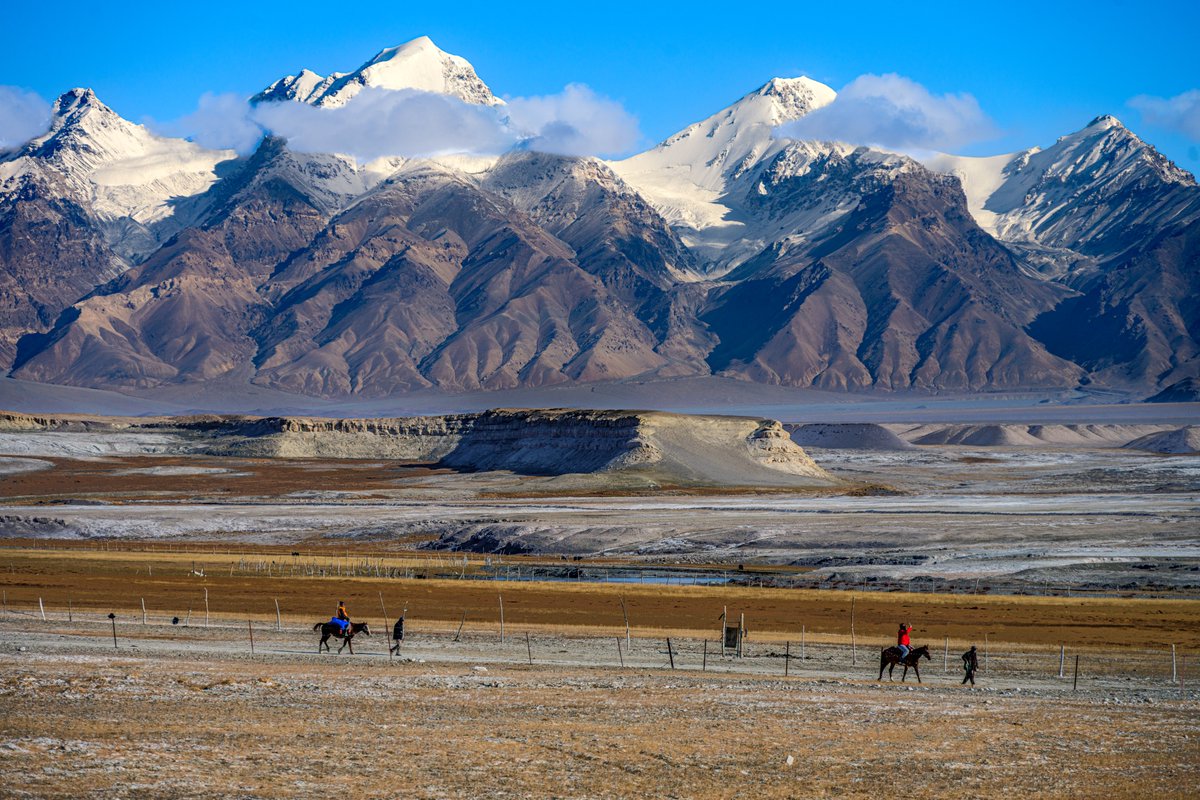 克孜勒苏｜木吉火山口的十八罗汉峰