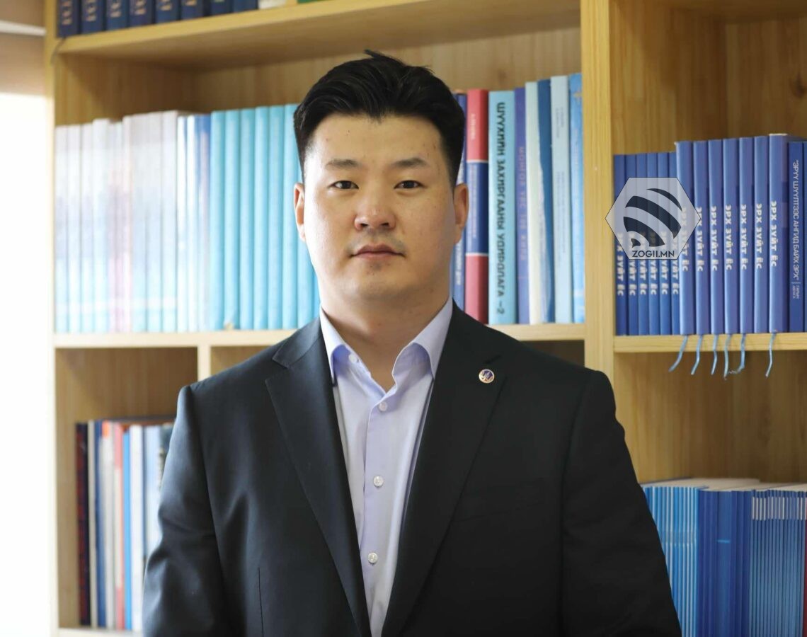 Б.БИЛЭГТ: ХАХУУЛЬ АВСАН, ӨГСӨН 3 ХҮНИЙГ ИЛРҮҮЛЭН ШАЛГАЖ БАЙНА 
zogii.mn/newsm/8/2/2055… 
Монголбанкны эрх бүхий албан тушаалтанд ашигт малтмалын тусгай зөвшөөрөл шилжчихсэн байхад Ашигт малтмал, газрын тосны газрын албан тушаалтнууд хууль бусаар тэрхүү зөвшөөрлүүдийг Олон-Овоот