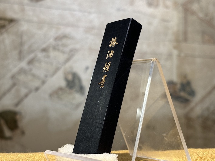 奈良、古梅園製墨販売部ございます。 本日は、玄螭 胡麻油煙墨 のご