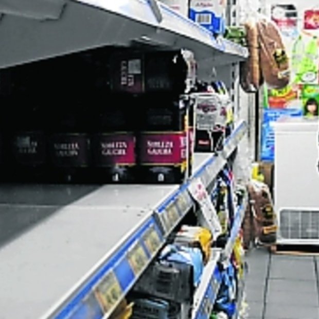 clarincom's tweet photo. OBSERVATORIO SOCIAL DE LA UCA: BAJÓ LA POBREZA PERO CAYERON EL CONSUMO Y EL EMPLEO

El Observatorio Social informó que la pobreza bajó de 45,6% a 36,3% por el refuerzo de la AUH, mientras el consumo y el empleo siguen en retroceso y la inversión no se reactiva.

El reporte menciona una mejora “estadística” de la pobreza, alta informalidad y un modelo que genera pocos puestos formales.

(+) Datos

- La pobreza y la indigencia bajarían mucho menos sin AUH: sin transferencias, la pobreza sería 20% más alta y la indigencia casi se duplicaría.

-El consumo real no mejora pese a la baja de inflación: los gastos fijos crecieron y redujeron la capacidad de compra.

- La informalidad y la precariedad laboral siguen en niveles históricos; las clases medias bajas muestran movilidad descendente.

- El 42% cree que está peor que sus padres; el 82% piensa que sus hijos tendrán más oportunidades.

(+) en Clarín: https://t.co/trhAZ0NCdP