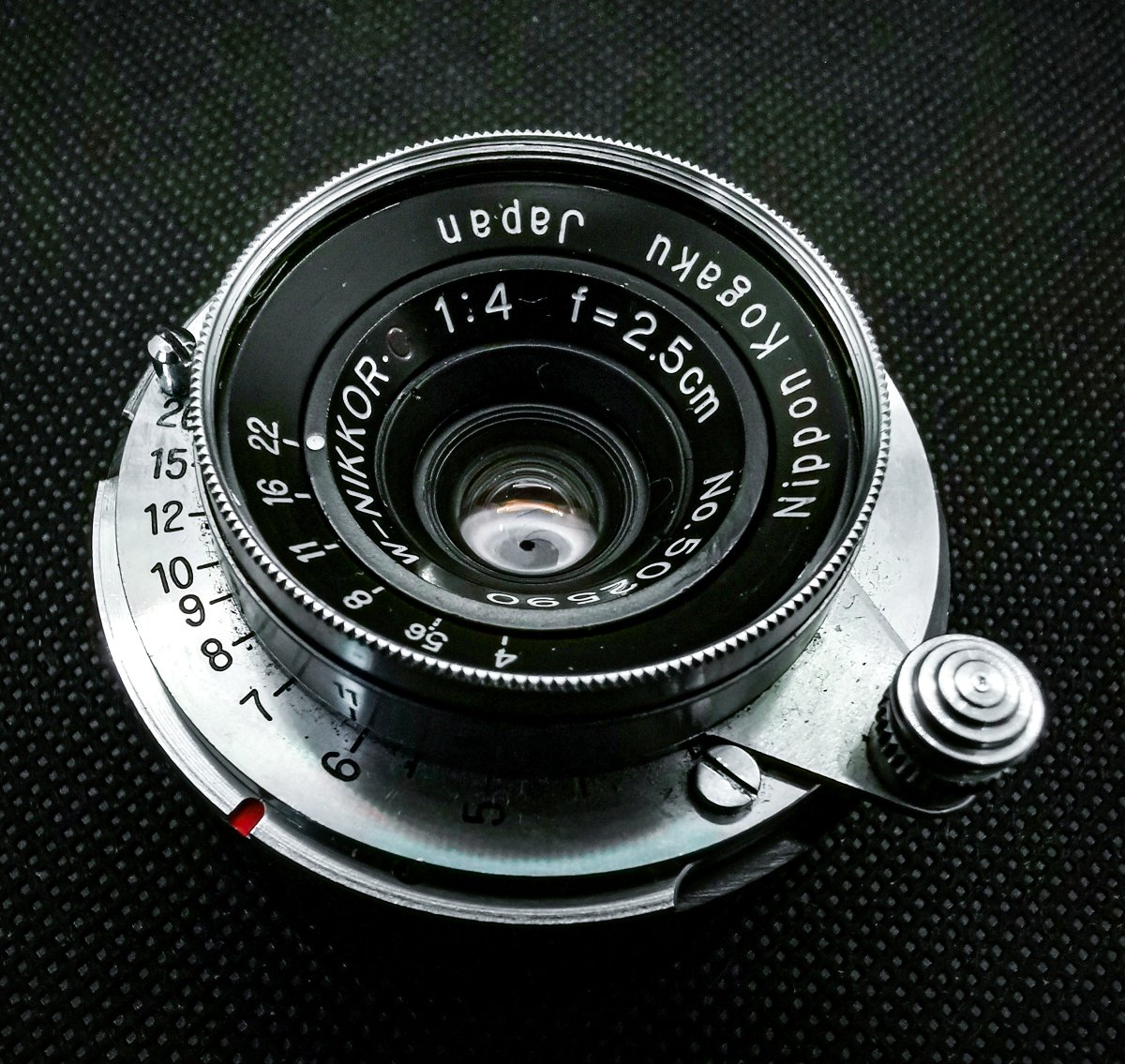 oldlens's tweet photo. W-Nikkor C2.5cm f4のライカマウントです。4群4枚のトポゴン型を採用したこのレンズは、原型である2群2枚のハイペルゴンの利点を生かしながら歪曲、像面湾曲、倍率色収差を見事に抑え込んだ傑作レンズです。
広い画角で、見たものを見たように、直線はあくまで直線で写し出す力は見事ですね。 https://t.co/5Ox6Xmu8KV