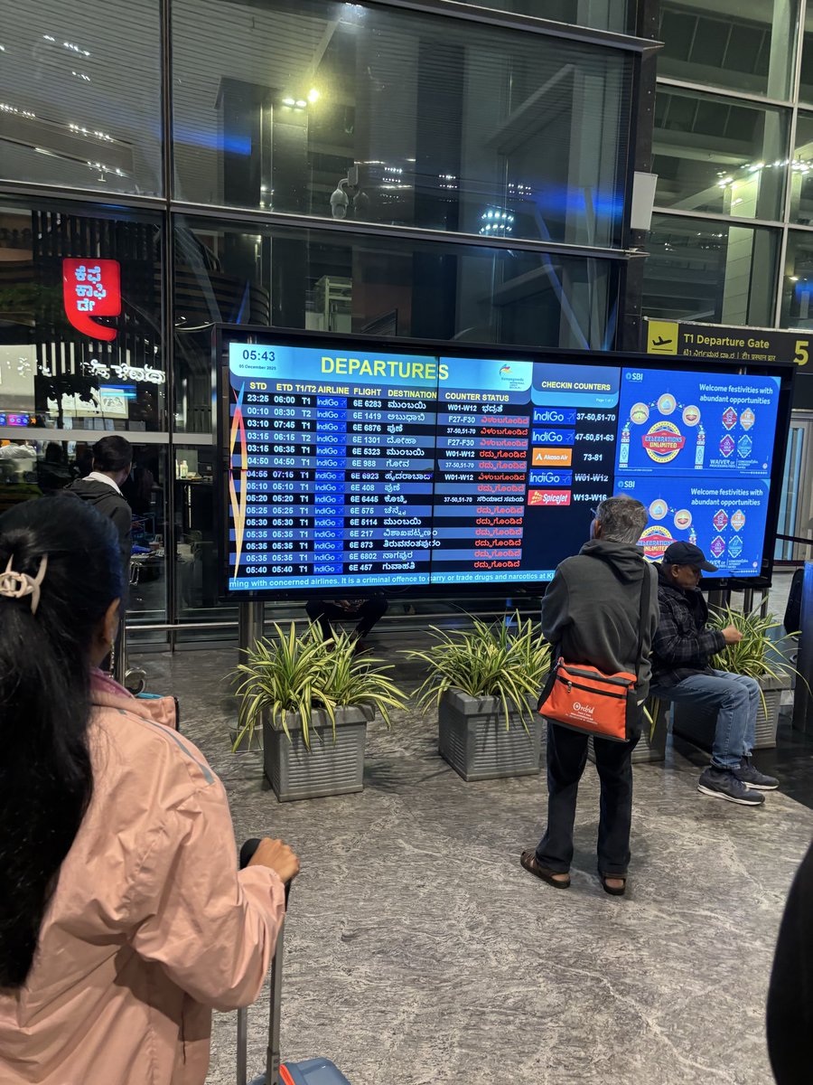 vijayrr's tweet photo. @IndiGo6E you guys messed up thoroughly. I reached airport at 5.20am for a 7.10 flight. You announced cancellation at 5.35am! 
You could have atleast informed previous night and avoided customer inconvenience of reaching airport and gng back! Unprofessional and ill managed. https://t.co/3G6FNfcJET
