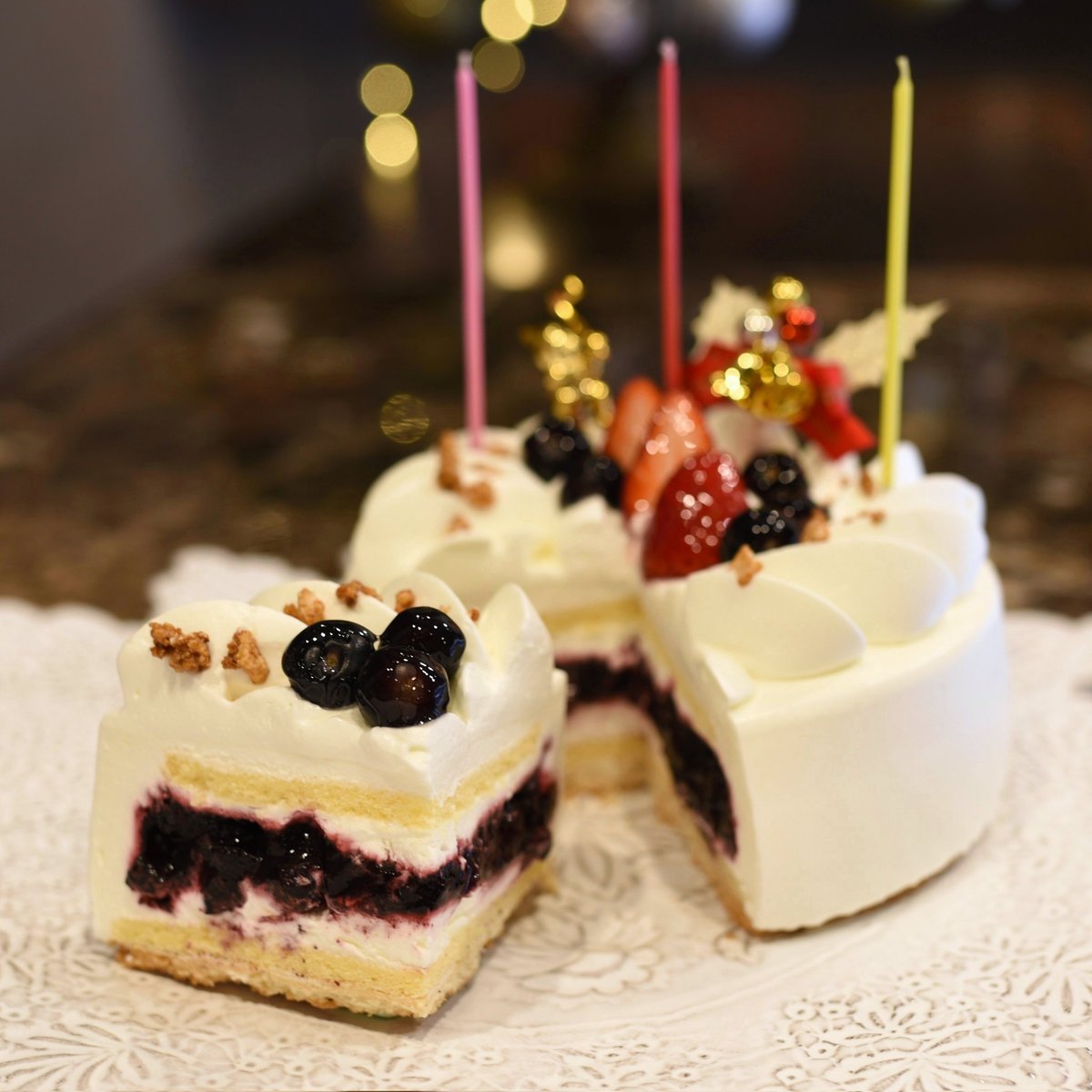 p_avalon's tweet photo. クリスマスケーキです
🎄ヴィオレット・デ・ボワ
フロマージュブランのムースはふんわり爽やかな優しい口溶けがたまらないです
ブルーベリーのジュレが甘酸っぱいです https://t.co/qxzBcE5qtz