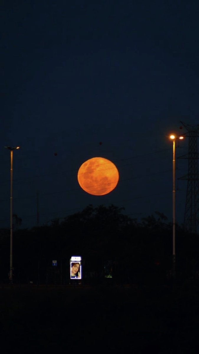 ValeBritos99's tweet photo. Simplemente preciosa la luna de hoy ✨ https://t.co/Gzeci863tM