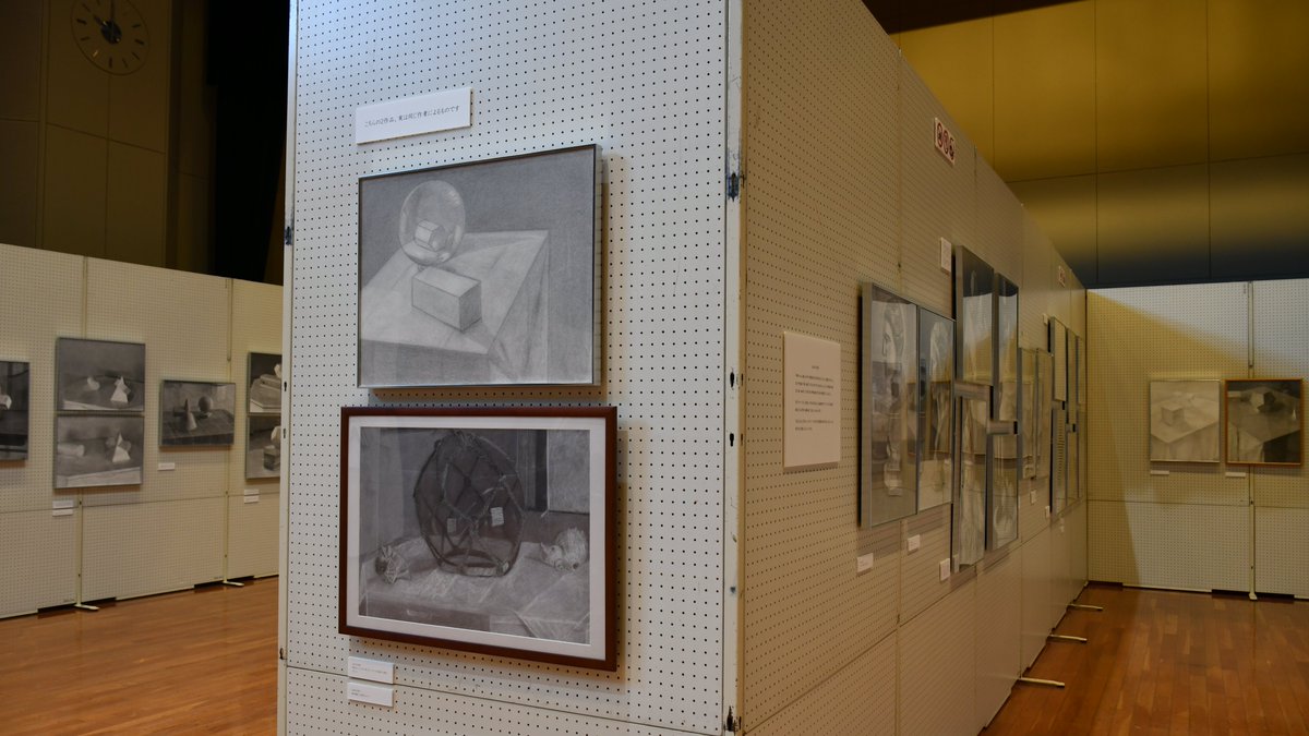 DateArtvillage's tweet photo. 本日も開催中の
絵画教室「野田･永山塾」
20年の歩み展

作品総展示数170点

塾長　永山優子によるギャラリートークが
12月6日、7日に開催されます
この作品解説を聞くと
展覧会の作品を見る目が少し変わるかも･･･？

#現代写実絵画研究所
#絵画教室
#野田・永山塾
#展覧会
#作品展 https://t.co/WWM0XZlooo