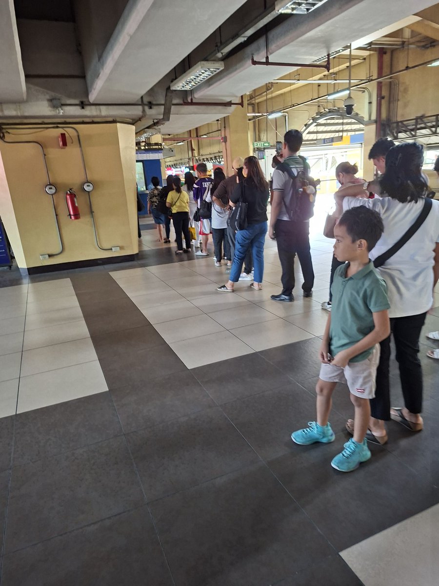pache0316's tweet photo. @officialLRT1 ang daming window sa ticket counter pero isa lang ang bukas. Ang haba na ng pila. Pati yung sa vending machine, pila na din. https://t.co/KKflE4v0MK