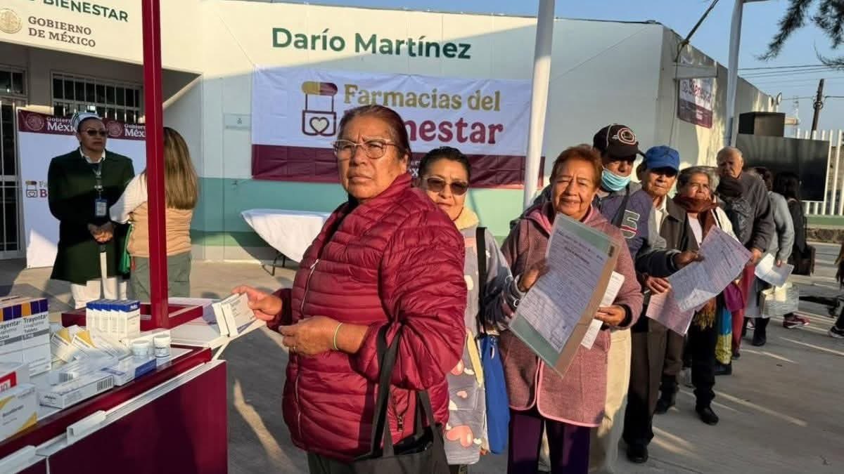l0rdAlexX's tweet photo. Las farmacias del bienestar, en donde la gente se ahorra como 40 pasos al no entrar a la farmacia de la clínica frente a la que está ubicada y en vez de perder tiempo haciendo fila ahí dentro, pierden tiempo haciendo fila afuera y en el sol.

Todo un éxito 🥳🎊🎉 https://t.co/edCK5oYfrL