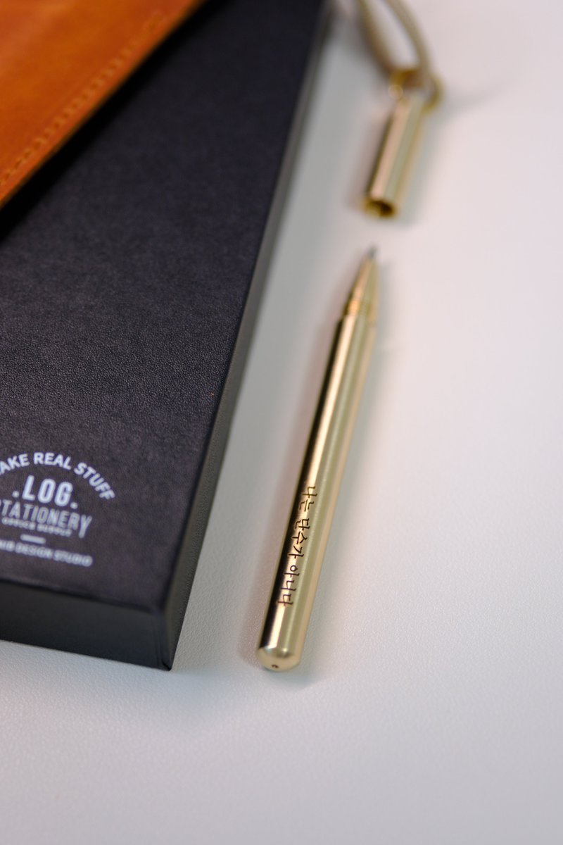 너무 멋진 황동 각인 펜이 도착했어요🫢
탄탄한 가죽 케이스에 묵직한 고급 포켓 펜..!
-
'나는 단수가 아니다'
-
멋진 문장이 각인되어 있어서 이영도 작가님 팬이라면 정말 소장가치가 있겠습니다!