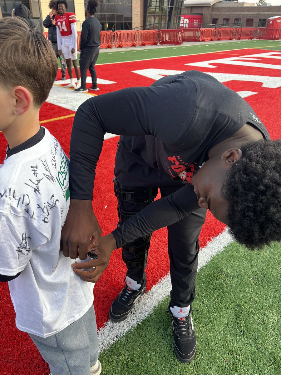 OnlyFrmVxJ's tweet photo. Nobody’s better than the man above. I just want to thank him, I learned a lot in a year in just a little of time. It’s time to turn it up a notch! Giving everything I got on this run. #GodsPlan 🦫 https://t.co/b8Pscxo1ZU
