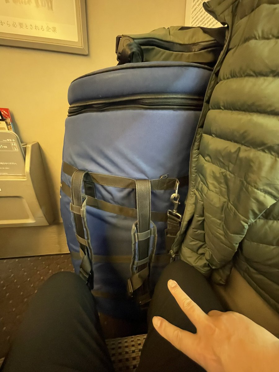 shiomi_hiroaki's tweet photo. 今回は楽器もキャリーもあるので新幹線移動。課金車両で隣の席が空いてる最前列シートをゲットしてテューバと一緒に無事乗車👍🏻

明日は大試奏会と探求会！✨
そして明後日はMIYANISHIOMI感謝祭でいす！🤩

まだ若干名いけると思いますのでまだの方や予定がバラシになった方は是非いらして下さい！🤗 https://t.co/VSJK1r8kvg