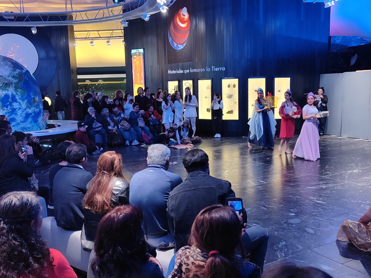 NDE_MHN's tweet photo. Un aplauso gigante a Danza Iztacala por hacer de la Noche de las Estrellas 2025 #NDE2025 una experiencia tan increíble

#hawc10 #nancyroman100 #IYQ2025 #tenochtitlan700 ✨🪐🔭 https://t.co/W2K8UnGfsT