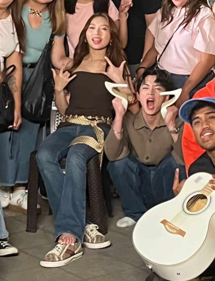 unho3lyyy's tweet photo. not at Rabin giving his own shoes to Gela and holding her high heels like a silent promise that he'd shoulder any discomfort for her ((: https://t.co/FmrlPQ1HJO
