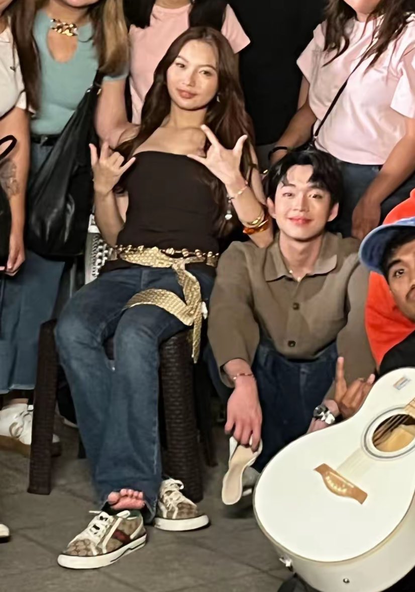 unho3lyyy's tweet photo. not at Rabin giving his own shoes to Gela and holding her high heels like a silent promise that he'd shoulder any discomfort for her ((: https://t.co/FmrlPQ1HJO