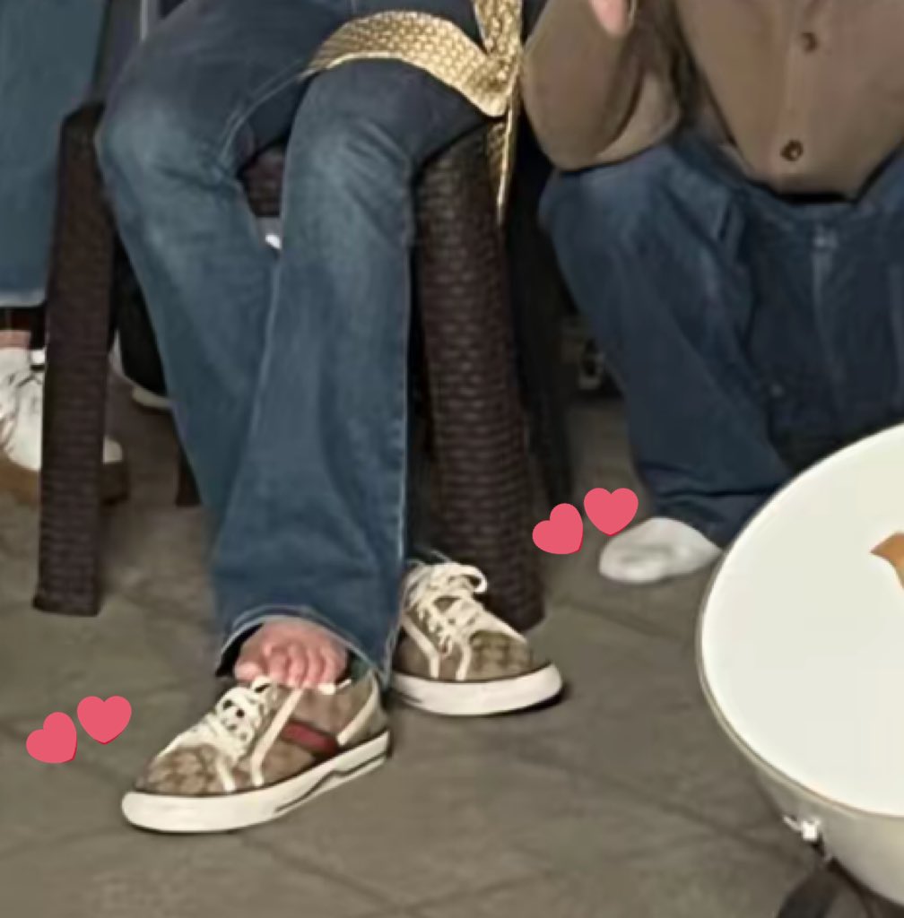 unho3lyyy's tweet photo. not at Rabin giving his own shoes to Gela and holding her high heels like a silent promise that he'd shoulder any discomfort for her ((: https://t.co/FmrlPQ1HJO