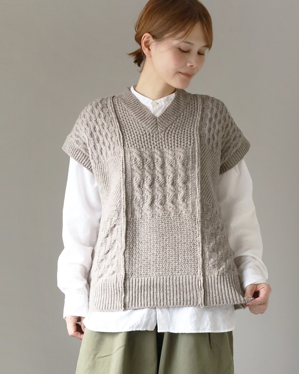 冬コーデに寄り添う、NARUの“ほっとする”ニットベスト🧶

流行に左右されず、今の気分にそっと寄り添う2つのベスト。
どちらもゆとりのあるシルエットで、軽やか＆リラックス感◎
（各2色）
craftcafe.store/products/665621
craftcafe.store/products/665405