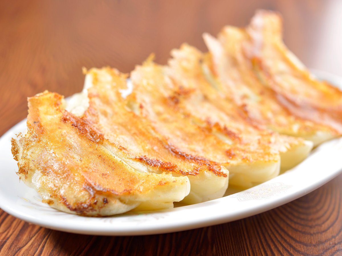 おはようございます。
昨日はお休みをいただいておりました！
ゆっくりしつつ、沖縄へ行ったときの服などを片付けたりしました。

それでは本日もよろしくお願いいたします。
（写真は 餃子会館 の焼餃子です🥟）