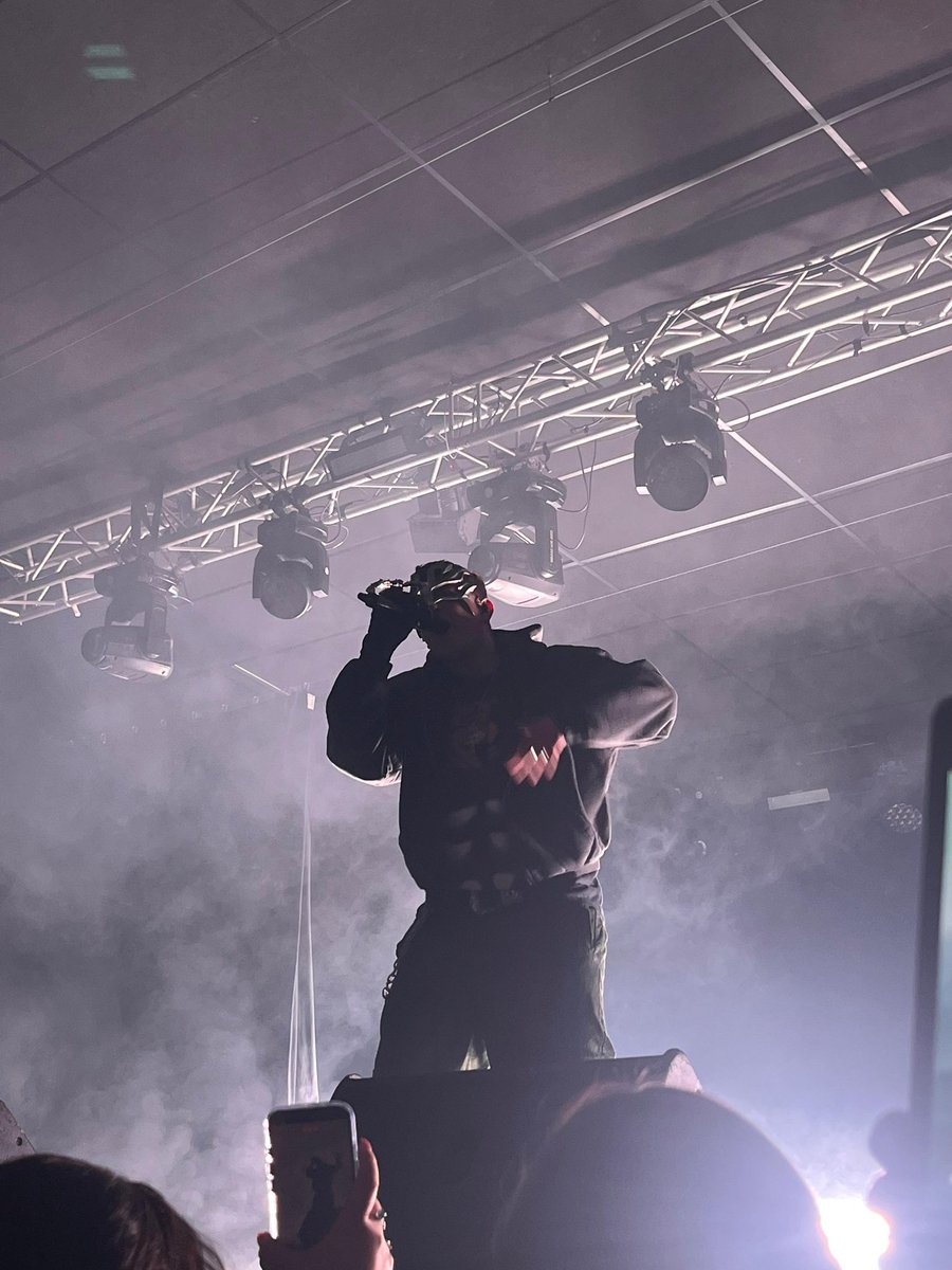 qué puta barbaridad son tus conciertos <a href="/Recycled_J/">RECYCLED J</a>