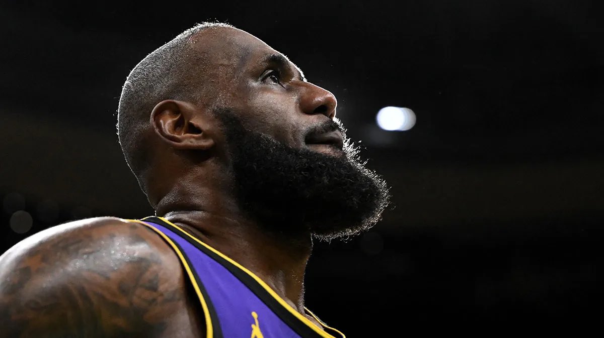 AngeloGomez's tweet photo. At this point, is it fair to say Father Time is catching up to LeBron, or is the sample size simply too small to call it a decline? https://t.co/FnuZVH8df2