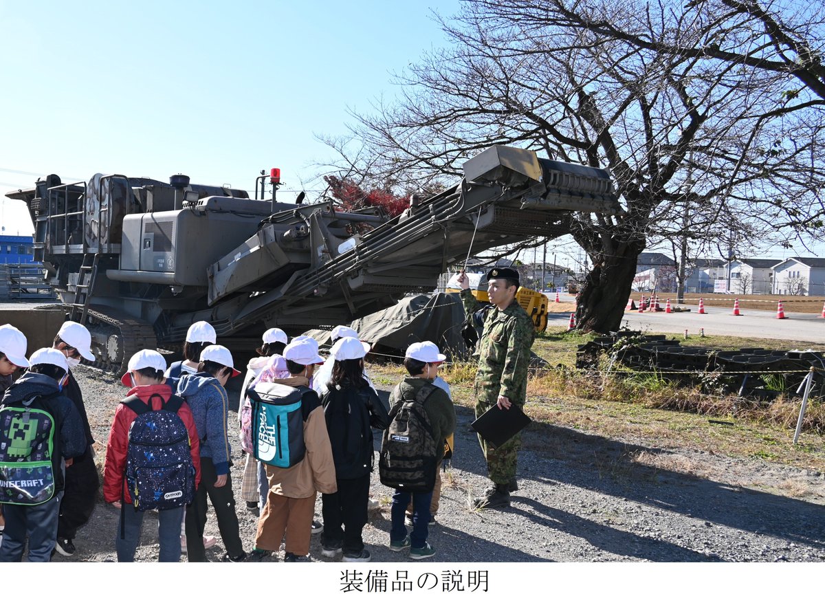 JGSDF_1EB_koga's tweet photo. 令和７年１１月２１日 ＃古河駐屯地 は上辺見小学校への ＃駐屯地見学 のご案内をしました。広報展示室や装備車両等を見学していただくとともに、児童からのインタビューにお答えしました。児童のみなさんが自衛隊に興味をもってくれると嬉しいです。
＃陸上自衛隊 ＃自衛隊 ＃教育 ＃インタビュー https://t.co/RDicHzi2xR