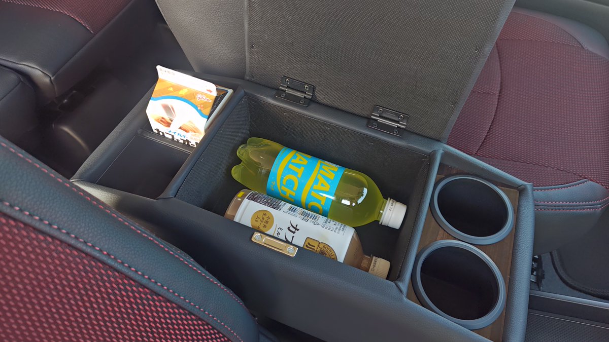 KCraftJB74's tweet image. 【レビュー4・収納量】
メインボックス内の収納量も、前モデルから大幅に向上しています。
500mlのペットボトルを2本収納してもなお余裕がある大容量サイズです。
長旅で必要な小物をまとめて整理でき、車内空間の整理に貢献できます。

#ランクル70 #GDJ76W #TME #アームレスト #収納 #大容量