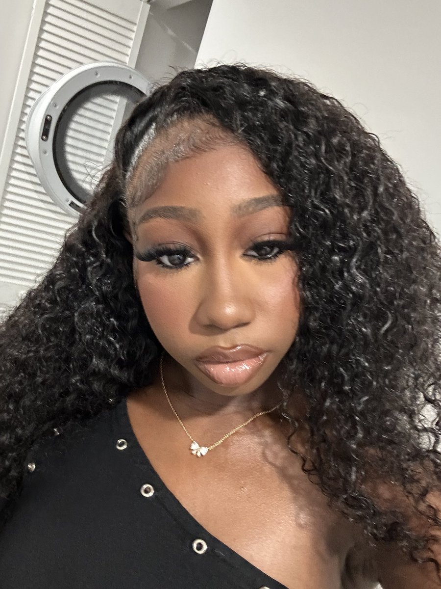prettiestsaggg_'s tweet photo. balloons on my pageee👌🏾😇 #12/04 #sagshit https://t.co/tzriT2t9bO