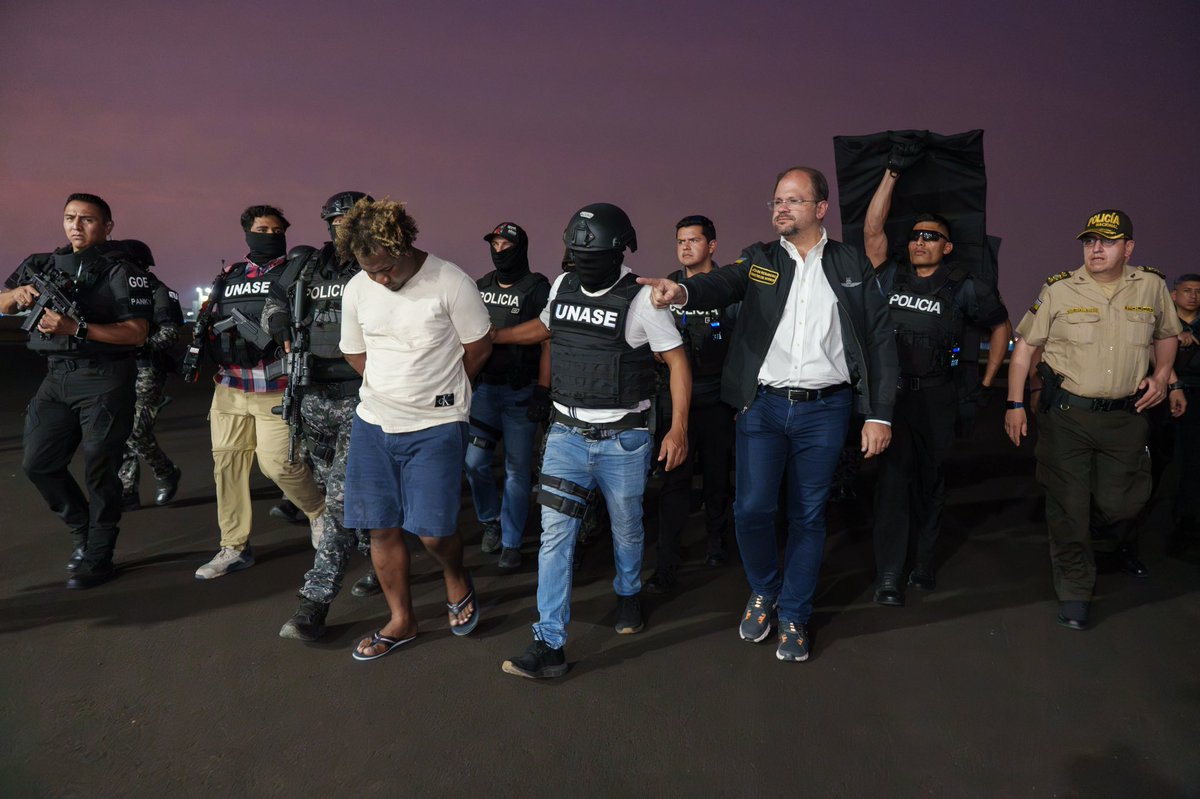 #Urgente CABECILLA DE LOS CHONE KILLERS ES TRASLADADO A LA CÁRCEL DEL ENCUENTRO 

El ministro del Interior, John Reimberg, trasladó al cabecilla de la organización criminal Chone Killers, identificado como alias “Bob Marley”, a la cárcel del Encuentro.

"Bob Marley" es