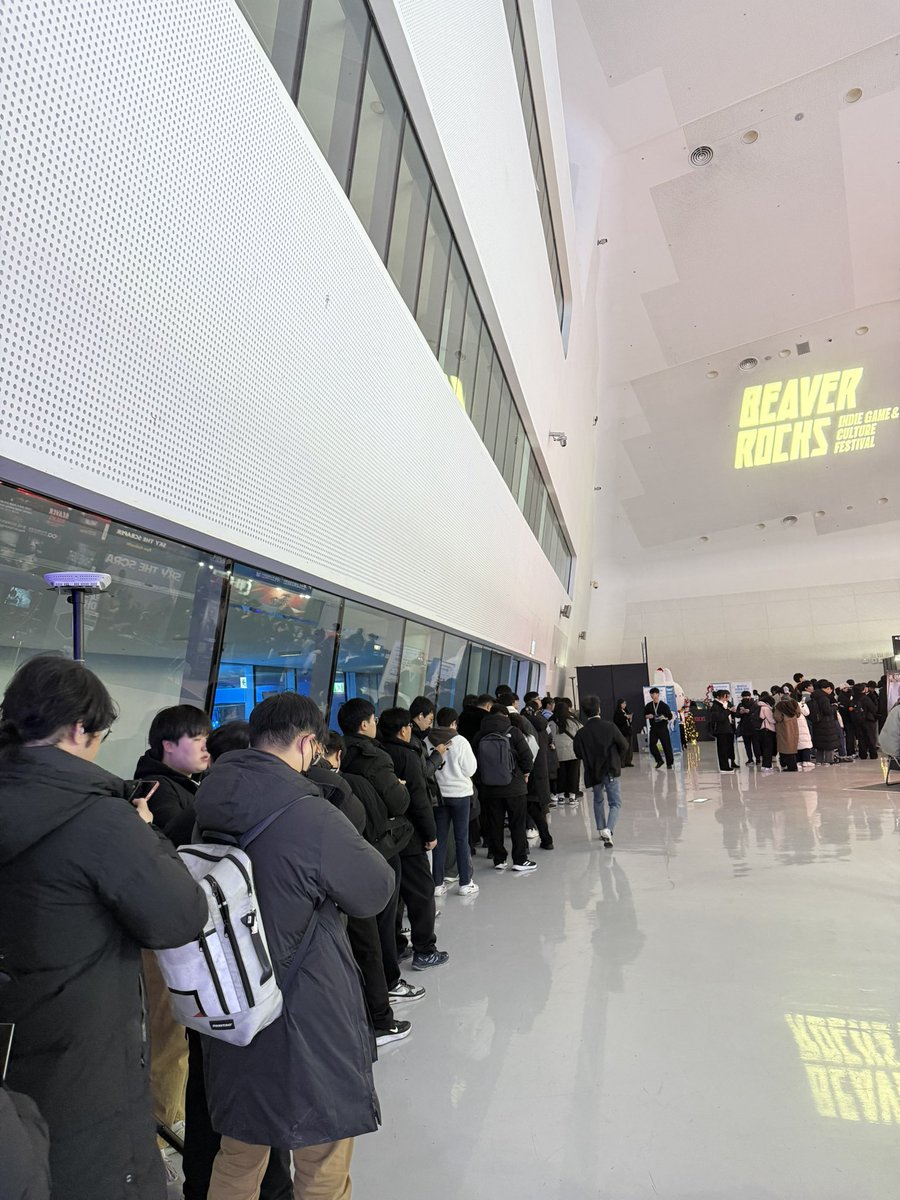 AstrolabeGameJP's tweet photo. Beaver Rocks、初日朝の行列が…すご！ https://t.co/OYpLFRzzcs