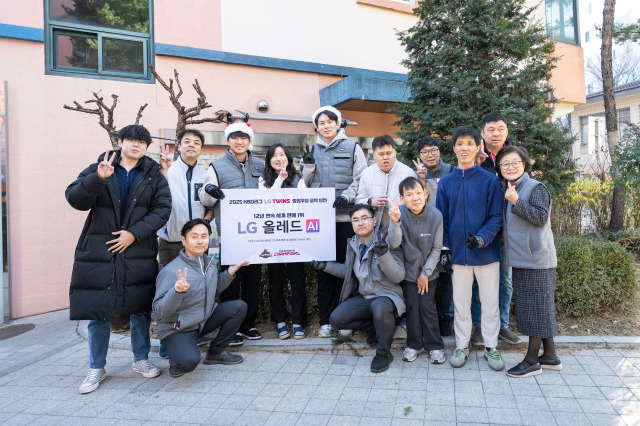 bng7777's tweet photo. LG 트윈스, 통합우승 공약 ‘팬 방문 LG전자 가전 설치’ 이행

- 박해민, 홍창기 선수 직접 방문하면서 따뜻한 마음 전해 -

서울 LG트윈스 박해민, 홍창기 선수는 12월 4일 잠실야구장 인근의 서울 송파구에 위치한 장애인 거주시설 ‘신아원’과 ‘임마누엘집’에 LG전자 OLED TV를 방문 설치하며 2025 KBO 미디어데이에서 홍창기 선수의 통합우승 공약을 이행했다.

박해민 선수와 홍창기 선수는 LG전자 플래그십 스토어 ‘D5’로 방문해 상담을 통해 두 기관에 설치할 OLED TV를 직접 골랐다. 

연말 크리스마스 시즌을 맞아 산타로  분장한 두 선수는 ‘신아원’과 ‘임마누엘집’을 찾아 LG전자 OLED TV를 각 한 대씩 직접 설치를 진행하며 공약 이행과 동시에 따뜻한 마음을 나눴다. 

두 기관은 LG트윈스가 위치한 지역 기반의 연대를 강화하고 연말을 맞아 보다 많은 팬에게 따뜻한 마음을 전하고자 선정되었다. 한편 LG전자 또한 설치된 2대의 OLED TV를 무상으로 제공하며 힘을 보탰다.

박해민 선수는 이번 활동 이후 “주장으로 이런 의미있는 활동을 함께할 수 있어서 감사하고 모두가 따뜻한 연말이 되었으면 좋겠다”라고 말했다. 

홍창기 선수는 “현장에 와보니 꼭 필요한 곳에 잘 전달되었다는 생각이 들었고 동시에 팬들과 약속한 공약도 지킬 수 있어 기쁘다”라고 소감을 전했다.

LG트윈스는 이번 활동을 통해 통합우승의 약속을 지킴과 동시에 팬 그리고 구단이 위치한 지역과 연대하는 활동을 통해, 더 많은 관심과 지원이 이어질 수 있도록 사회공헌 활동을 이어나갈 계획이다.

LG트윈스 ‘통합우승 공약 ‘팬 방문 LG가전 설치 이행’에 대한 자세한 내용은 추후 SNS계정(https://t.co/YkEd6nKwQo, https://t.co/b0uLiNDZAW)을 통해 확인할 수 있다.