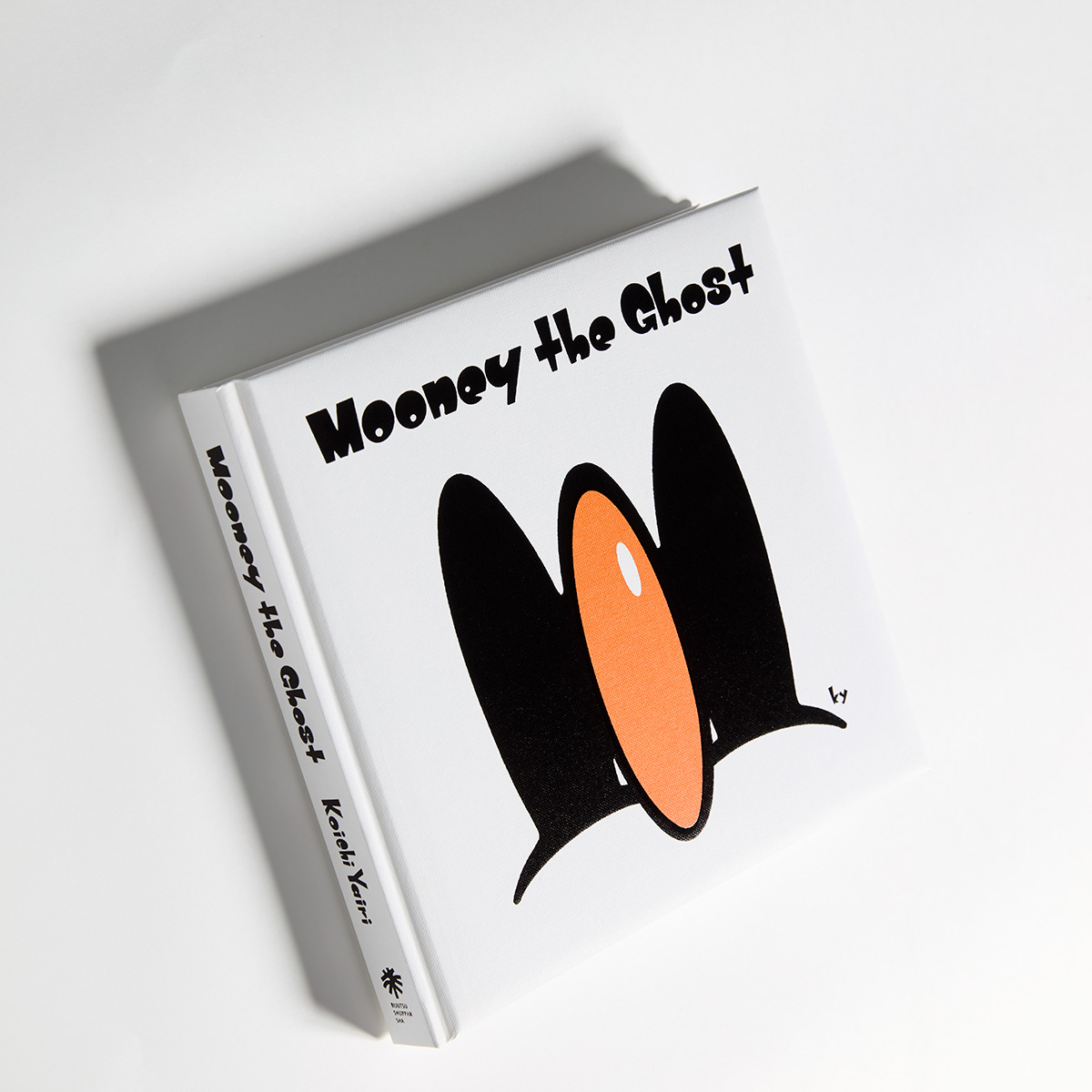 2025年11月29日（土）に発売された、サン・アド出身のアーティスト矢入幸一さんの絵本兼作品集『オバケのムーニー　Mooney the Ghost』（美術出版社）。

この本の装丁とデザインを、サン・アドが行いました。