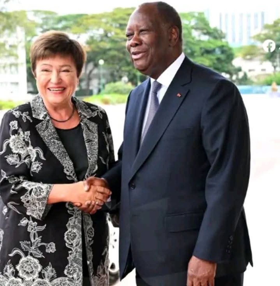 Enjeuxafricains's tweet photo. Lorsqu'un pays est dirigé par un ancien membre du staff dirigeant du Fonds monétaire international (FMI), il ne peut être qu'un bon élève de ladite institution de #BrettonWoods. C'est donc le cas de la #Côtedivoire ayant à sa tête #Alassane #Dramane #Ouattara. D'où des relations exemplaires avec le FMI dont ce chef d'État fut le directeur général adjoint voici un quart de siècle. Pour récompenser les efforts de l'exécutif #ivoirien, cet organisme international a décidé jeudi 4 décembre d'allouer une enveloppe de quelque 843 millions de dollars à l'État. Cette décision résulte toutefois de l'examen des conclusions de dernières missions effectuées à #Abidjan. Rappelons que ce pays met en œuvre plusieurs programmes soutenus financièrement par le Fonds.
« Les résultats obtenus par la Côte d'Ivoire dans le cadre des programmes appuyés par le FMI restent solides, ce qui témoigne de la détermination des autorités à renforcer la stabilité macroéconomique. La poursuite des réformes a permis de réaliser des progrès solides dans l'élimination des déséquilibres macroéconomiques», a déclaré #Kenji_Okamura, président par intérim et directeur général adjoint du Fonds lors du conseil d'administration de l'institution. Au cours de cette réunion, les membres du dudit conseil ont entériné les conclusions positives des cinquièmes revues des accords en faveur de la Côte d'Ivoire au titre du Mécanisme élargi de crédit (#MEDC) et de la Facilité élargie de crédit (#FEC), ainsi que celles de la quatrième revue de l'accord au titre de la Facilité pour la résilience et la durabilité (#FRD). À l'issue de cette réunion, le conseil d'administration a donc donné son feu-vert pour un décaissement immédiat des tranches prévues sur le financement global.
À en croire le FMI, l'économie #ivoirienne reste résiliente malgré l'incertitude mondiale persistante. "Pour 2025, la croissance devrait atteindre 6,3 % grâce à la solidité des secteurs secondaire et tertiaire, à l'investissement soutenu et à la hausse des revenus des ménages. L'inflation moyenne devrait tomber aux alentours de 1 %. Le déficit courant devrait se réduire à environ 1½% du PIB, grâce à des termes de l'échange favorables, tandis que le déficit budgétaire devrait respecter le plafond de 3 % du PIB fixé par l'#UEMOA (Union économique et monétaire #ouest_africaine)", constatent les experts du #FMI.