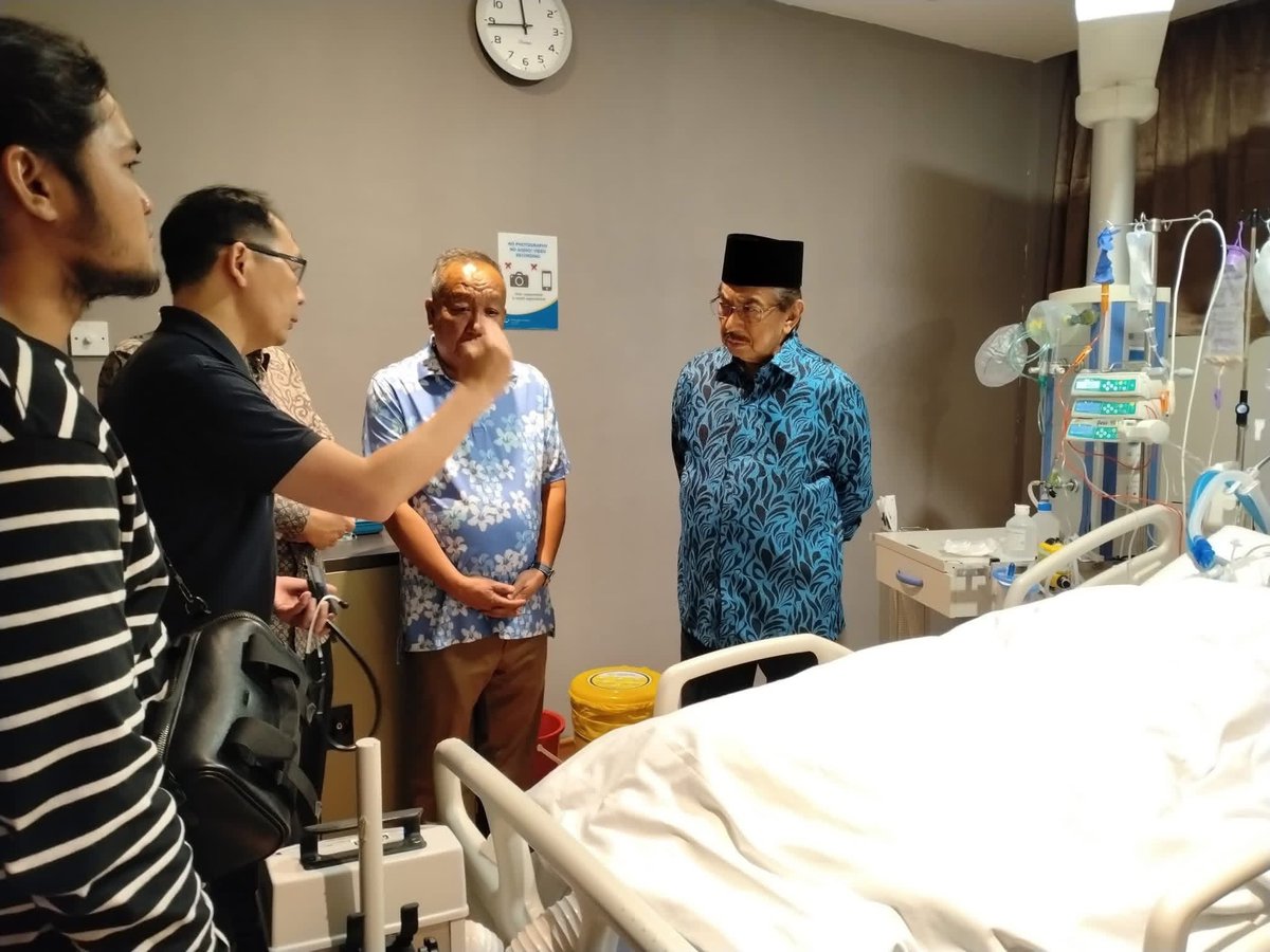 mohd_escobar's tweet photo. SEMENTARA itu sekitar pemandangan pada tengah malam tadi semasa TYT Sabah iaitu Musa Aman yang menziarahi Bung Mokhtar Radin di sebuah hospital swasta di Kota Kinabalu

Allahyarham Bung meninggal dunia pada awal pagi Jumaat https://t.co/xtrzc800K4