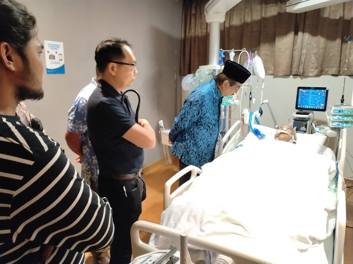 mohd_escobar's tweet photo. SEMENTARA itu sekitar pemandangan pada tengah malam tadi semasa TYT Sabah iaitu Musa Aman yang menziarahi Bung Mokhtar Radin di sebuah hospital swasta di Kota Kinabalu

Allahyarham Bung meninggal dunia pada awal pagi Jumaat https://t.co/xtrzc800K4