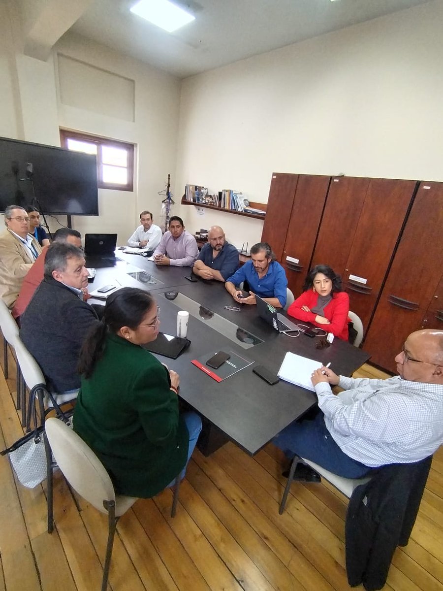 CeetlogisticaEc's tweet photo. 📄🚛 La CEET participó en la mesa convocada por la Secretaría de Movilidad del Municipio de Quito, para la revisión de los requisitos y normativa que deben cumplir las empresas de carga pesada para circular sin restricción en la Av. Simón Bolívar y la Ruta Viva, reprogramada para el 1 de enero de 2026.

Nuestra participación contó con profesionales de primer nivel, expertos en Seguridad Vial, que aportaron criterios técnicos y operativos fundamentales para orientar las decisiones que se adoptarán en este tema y que serán informadas próximamente.

En este espacio entregamos oficialmente un documento elaborado por la CEET, con la formulación del Plan Estratégico de Seguridad Vial del Distrito Metropolitano de Quito, instrumento clave para fortalecer la seguridad vial y la gestión de la movilidad.

Reafirmamos nuestra total disposición para trabajar en soluciones que promuevan una movilidad más segura, ordenada y sostenible. 
@pabelml
@movilidadquito_