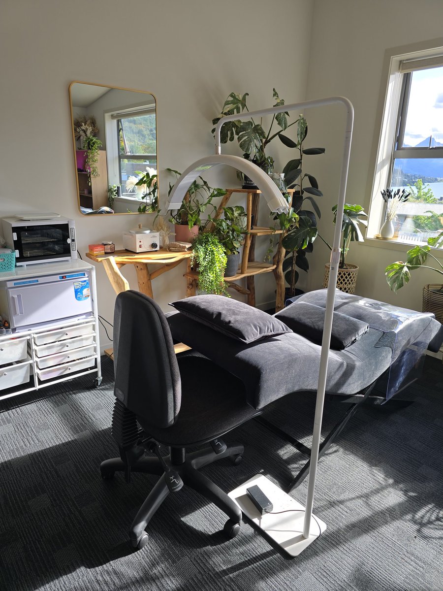 SANA611g's tweet photo. Queenstown でネイリストとアイリスト探しています！
日常会話レベルの英語が出来たら最高です✨
早くて丁寧な施術が出きる方はどんどん稼げます✨❤️連絡ください💫 https://t.co/8i290LZjvP