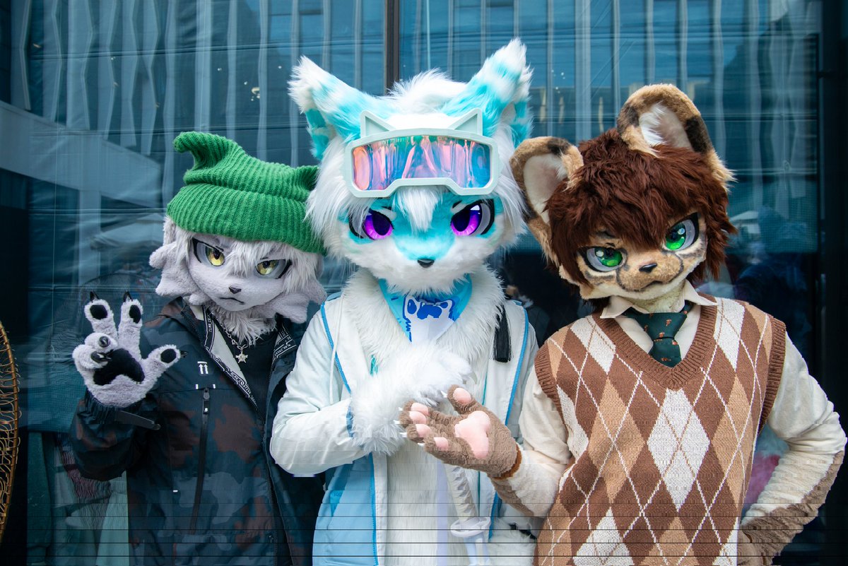 简简单单三人行
#FursuitsFriday